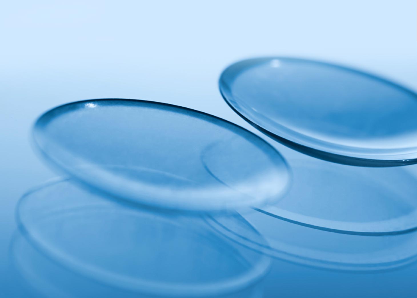 Zwei Kontaktlinsen vor blauem Hintergrund